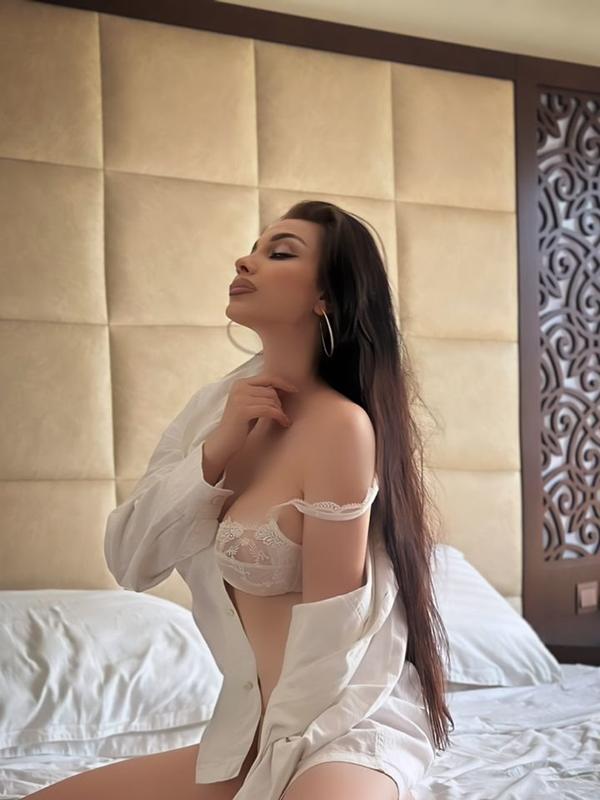 Charme Doré Éveille vos Désirs avec Élégance et Passion 2 Mis Fotos